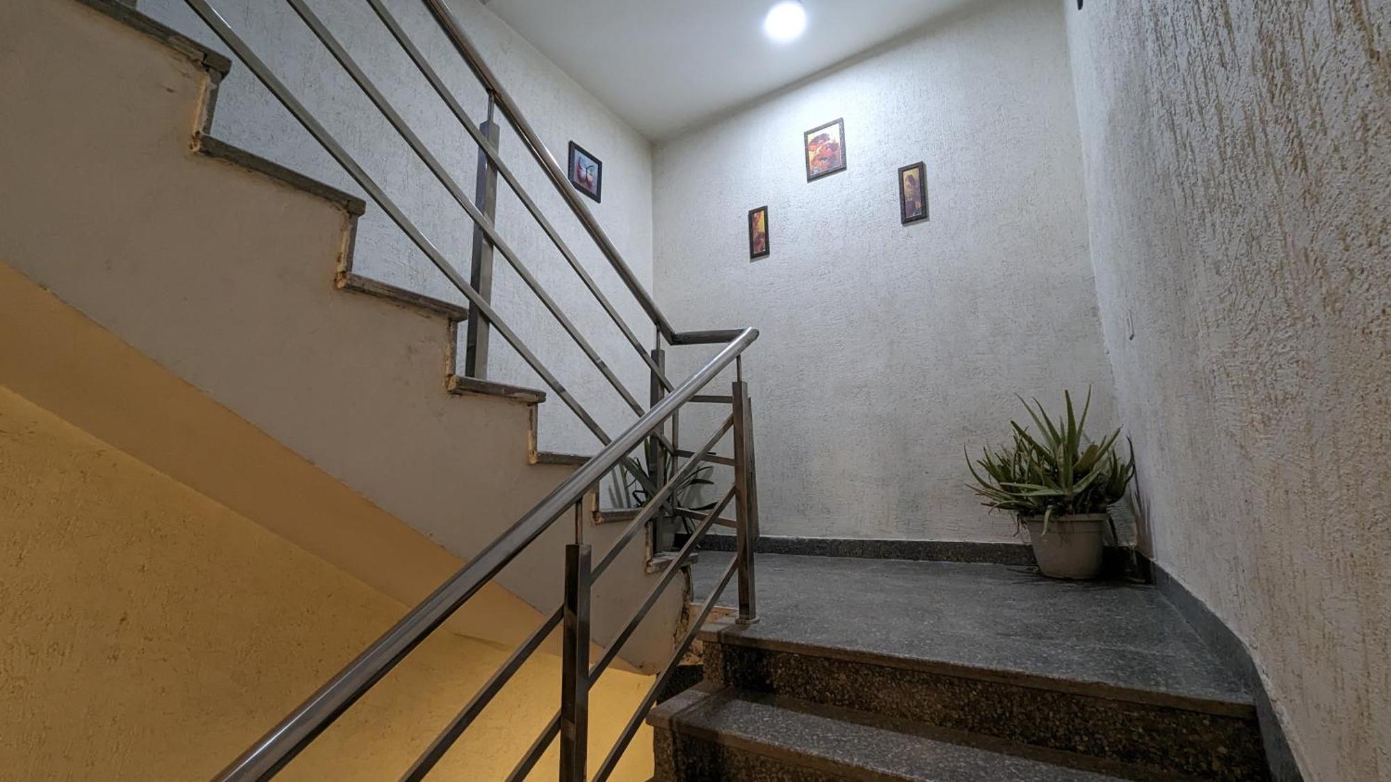 Hotel Aron By The Premium Villa Új-Delhi Kültér fotó
