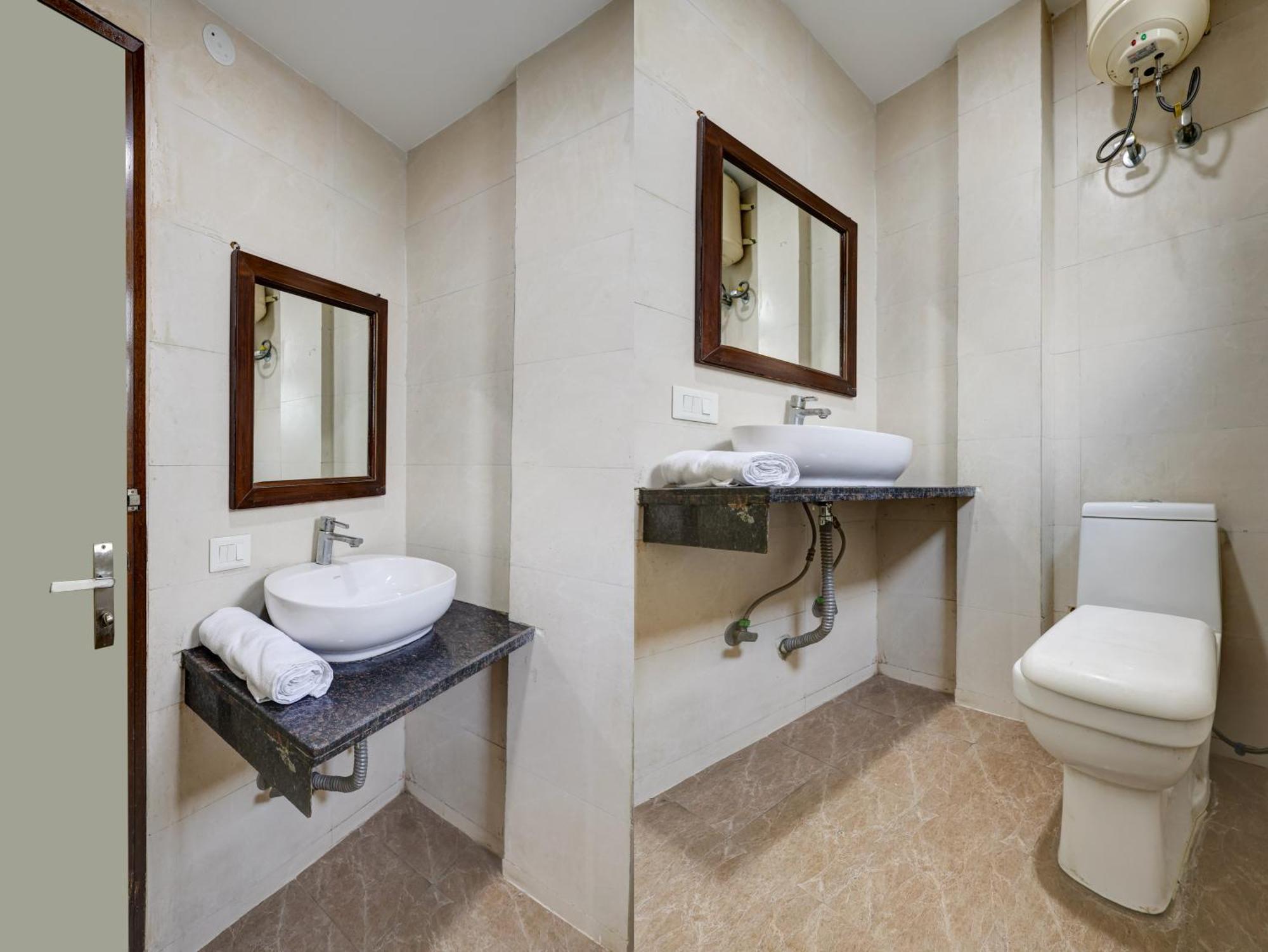 Hotel Aron By The Premium Villa Új-Delhi Kültér fotó