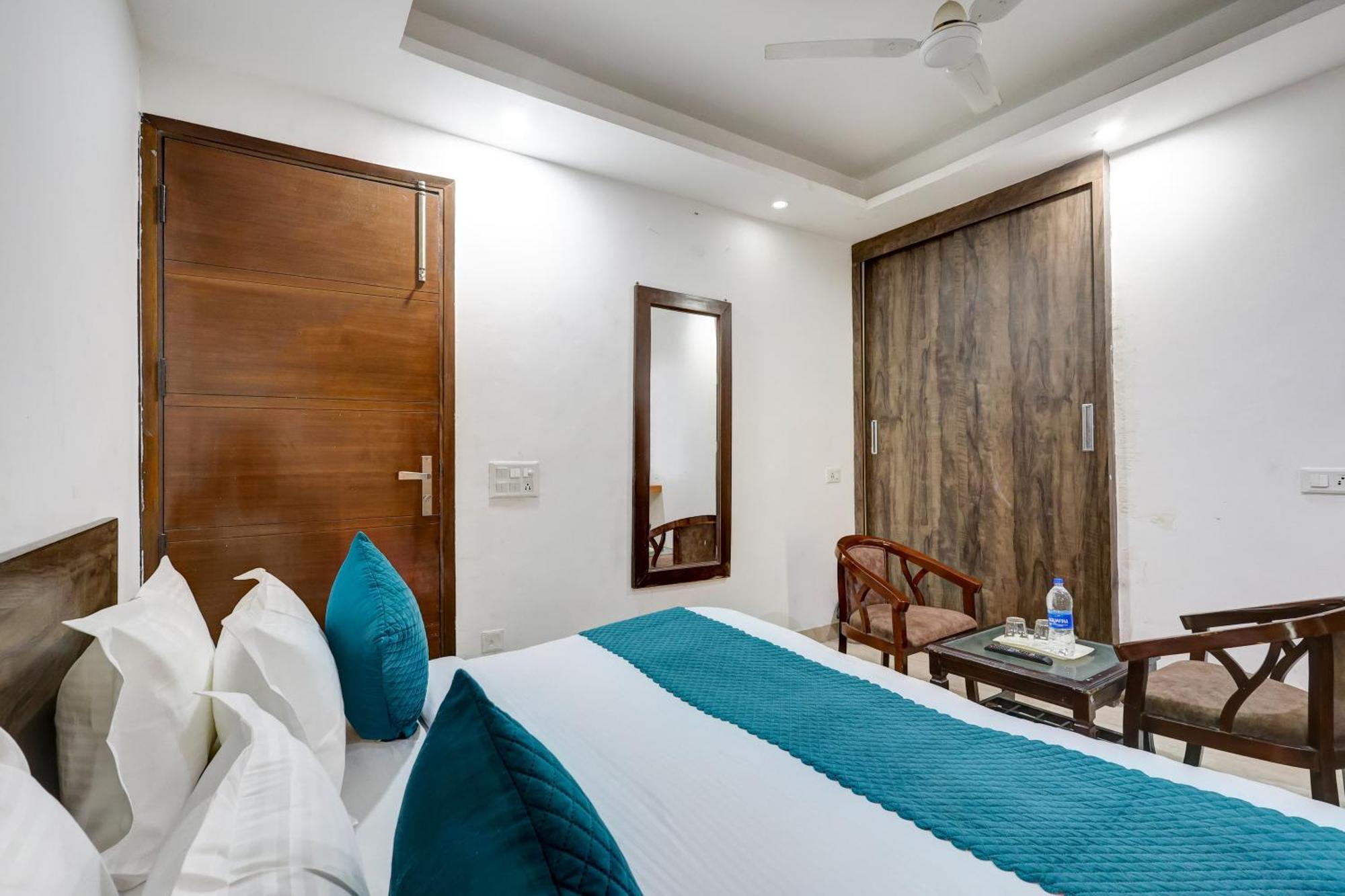 Hotel Aron By The Premium Villa Új-Delhi Kültér fotó