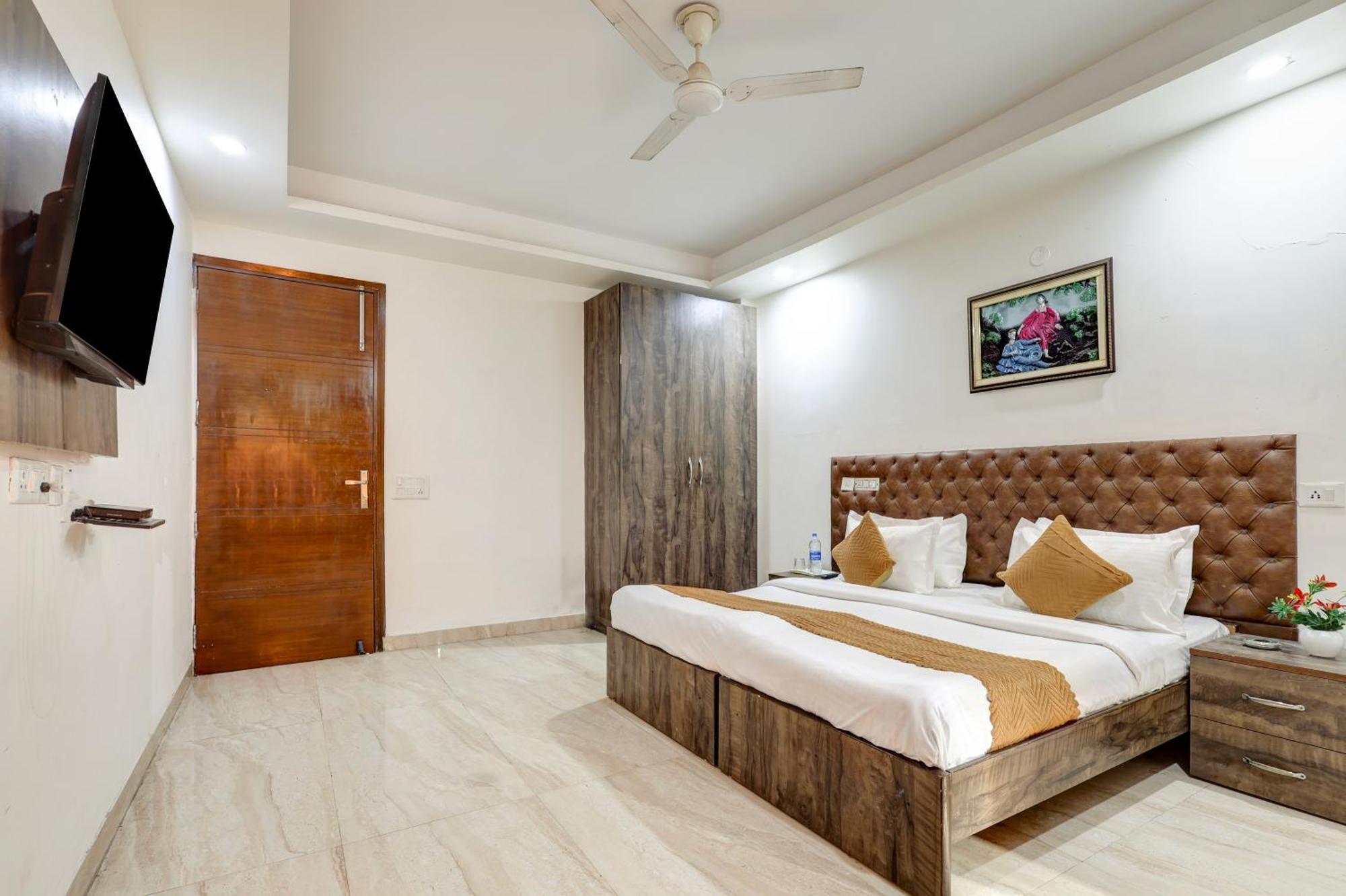 Hotel Aron By The Premium Villa Új-Delhi Kültér fotó