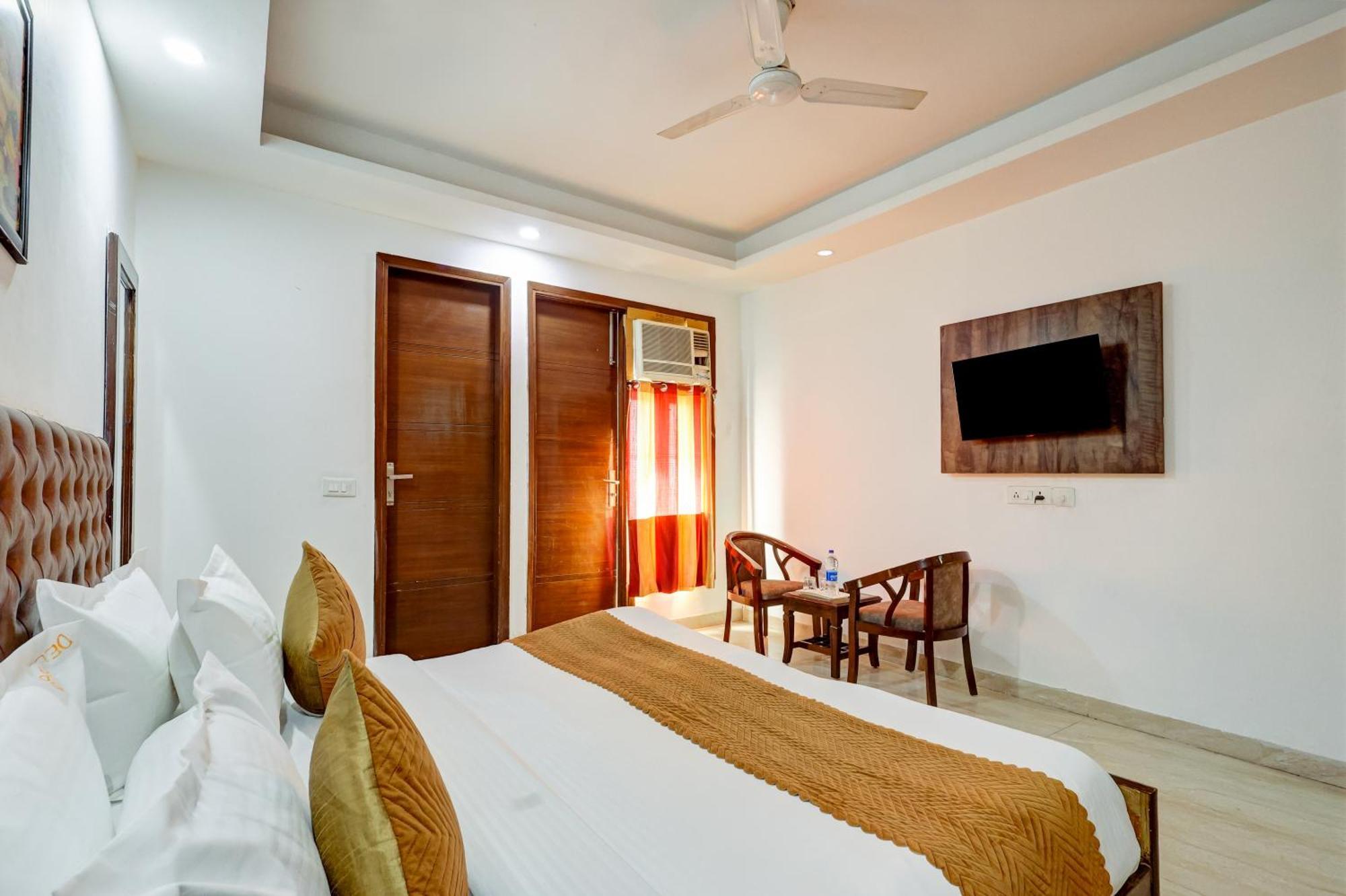 Hotel Aron By The Premium Villa Új-Delhi Kültér fotó