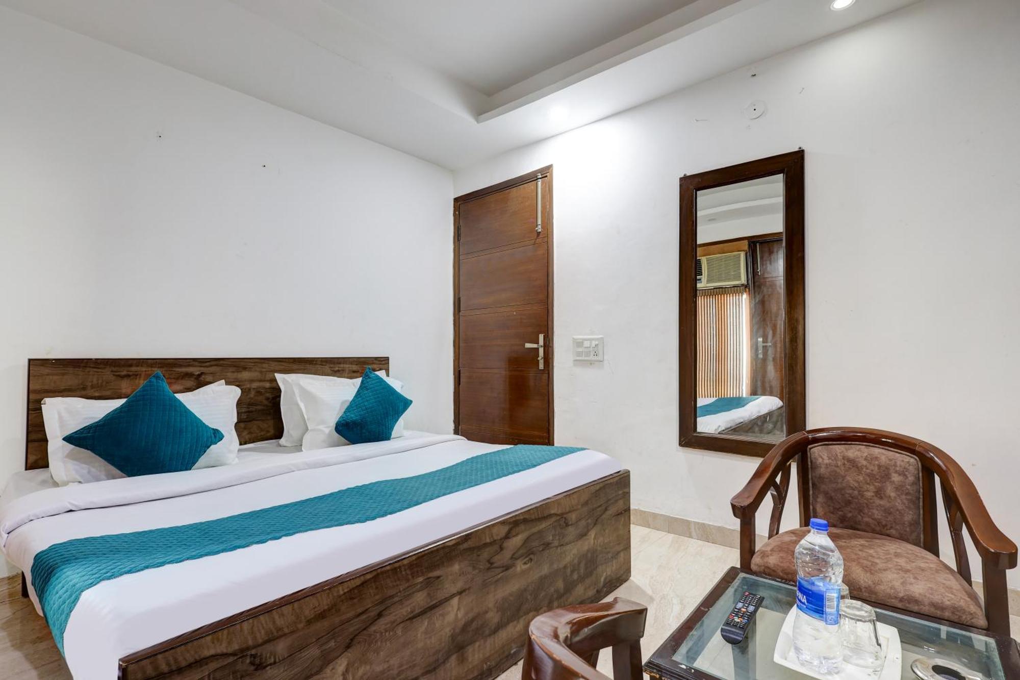 Hotel Aron By The Premium Villa Új-Delhi Kültér fotó