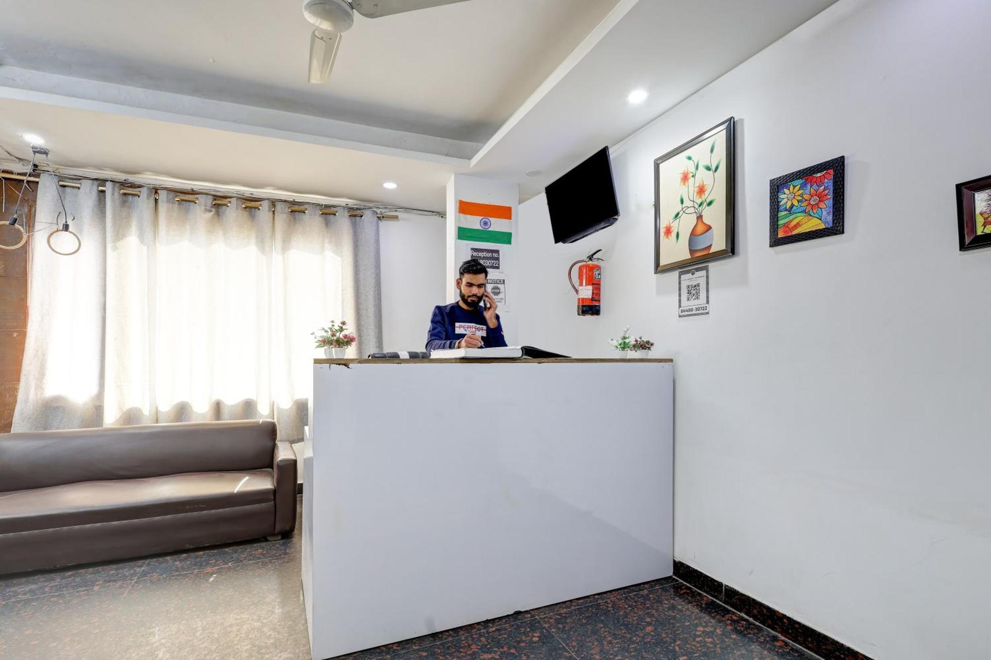 Hotel Aron By The Premium Villa Új-Delhi Kültér fotó