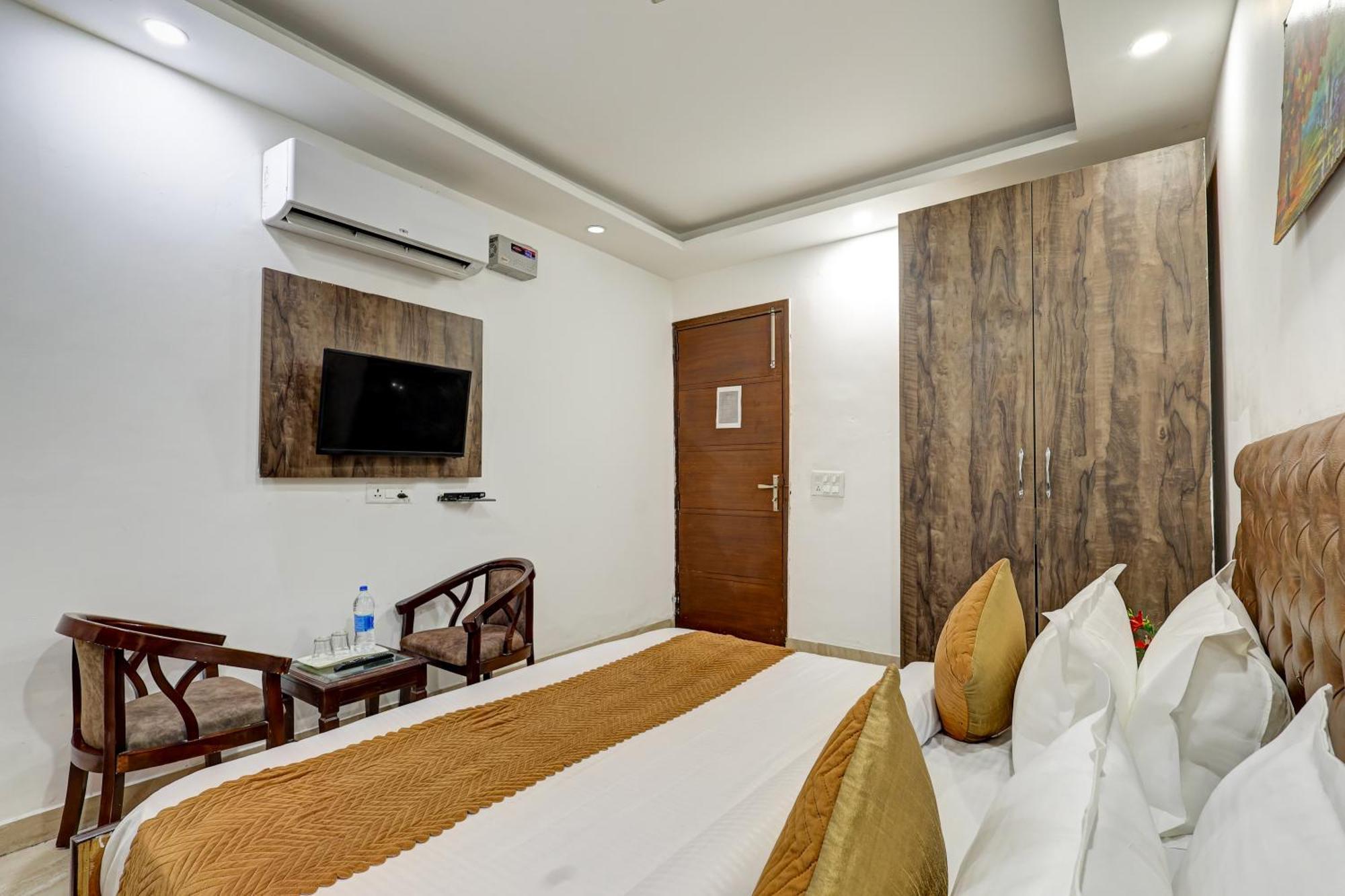 Hotel Aron By The Premium Villa Új-Delhi Kültér fotó