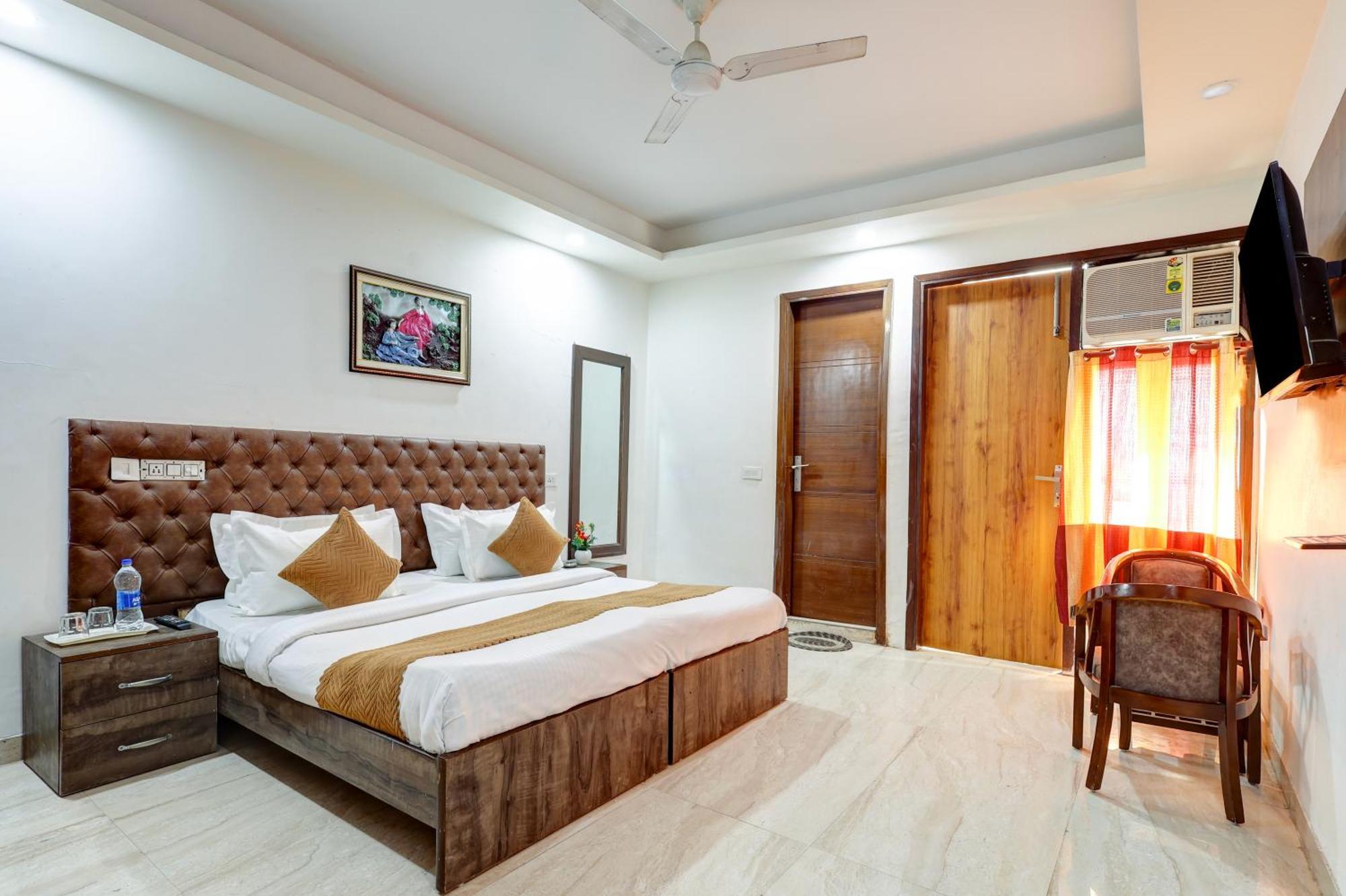 Hotel Aron By The Premium Villa Új-Delhi Kültér fotó