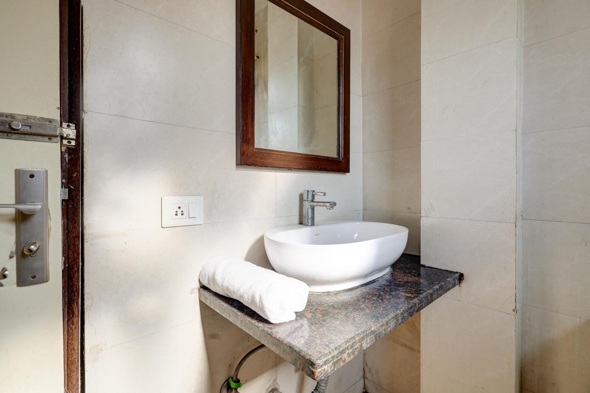 Hotel Aron By The Premium Villa Új-Delhi Kültér fotó