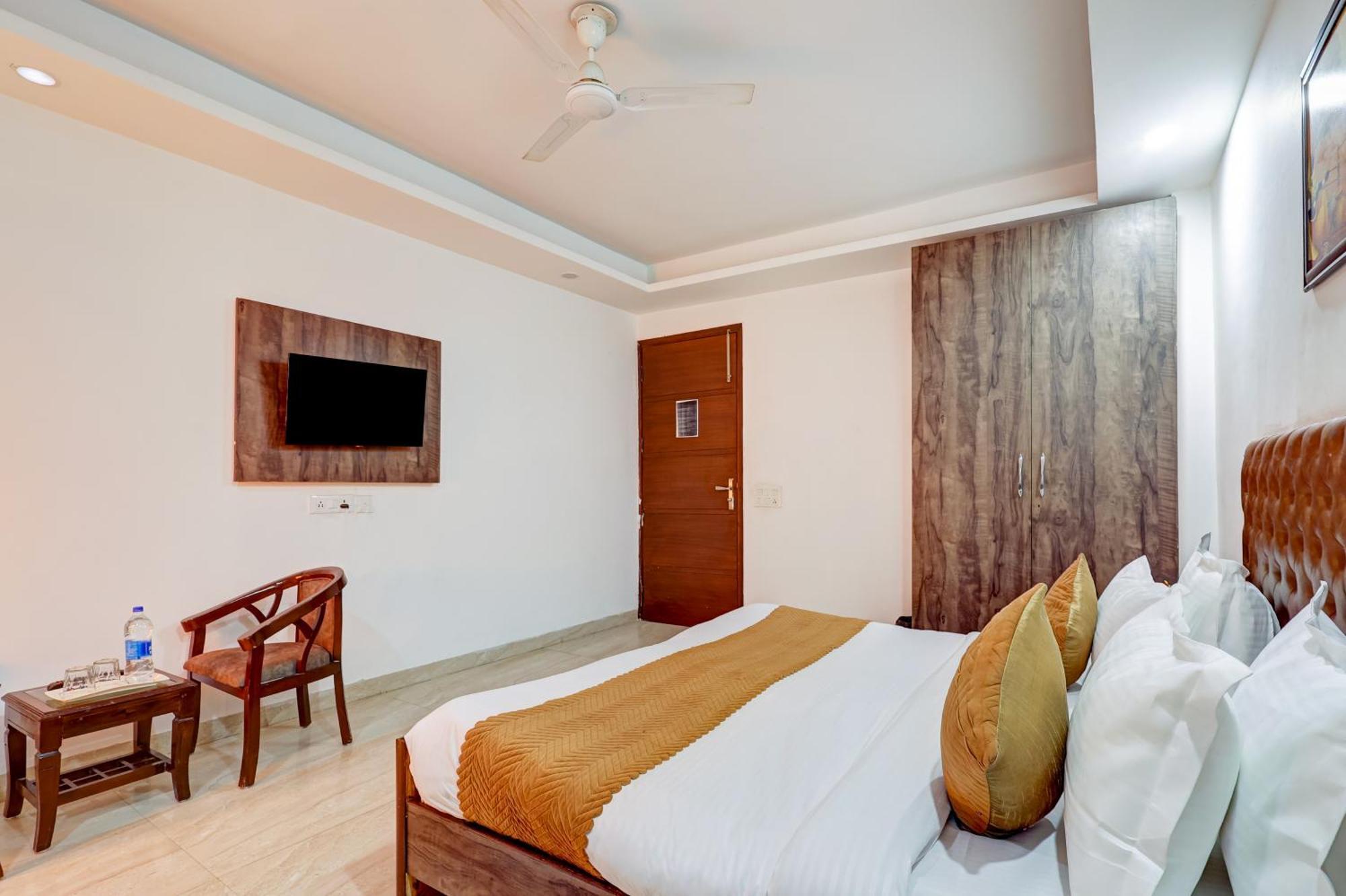 Hotel Aron By The Premium Villa Új-Delhi Kültér fotó